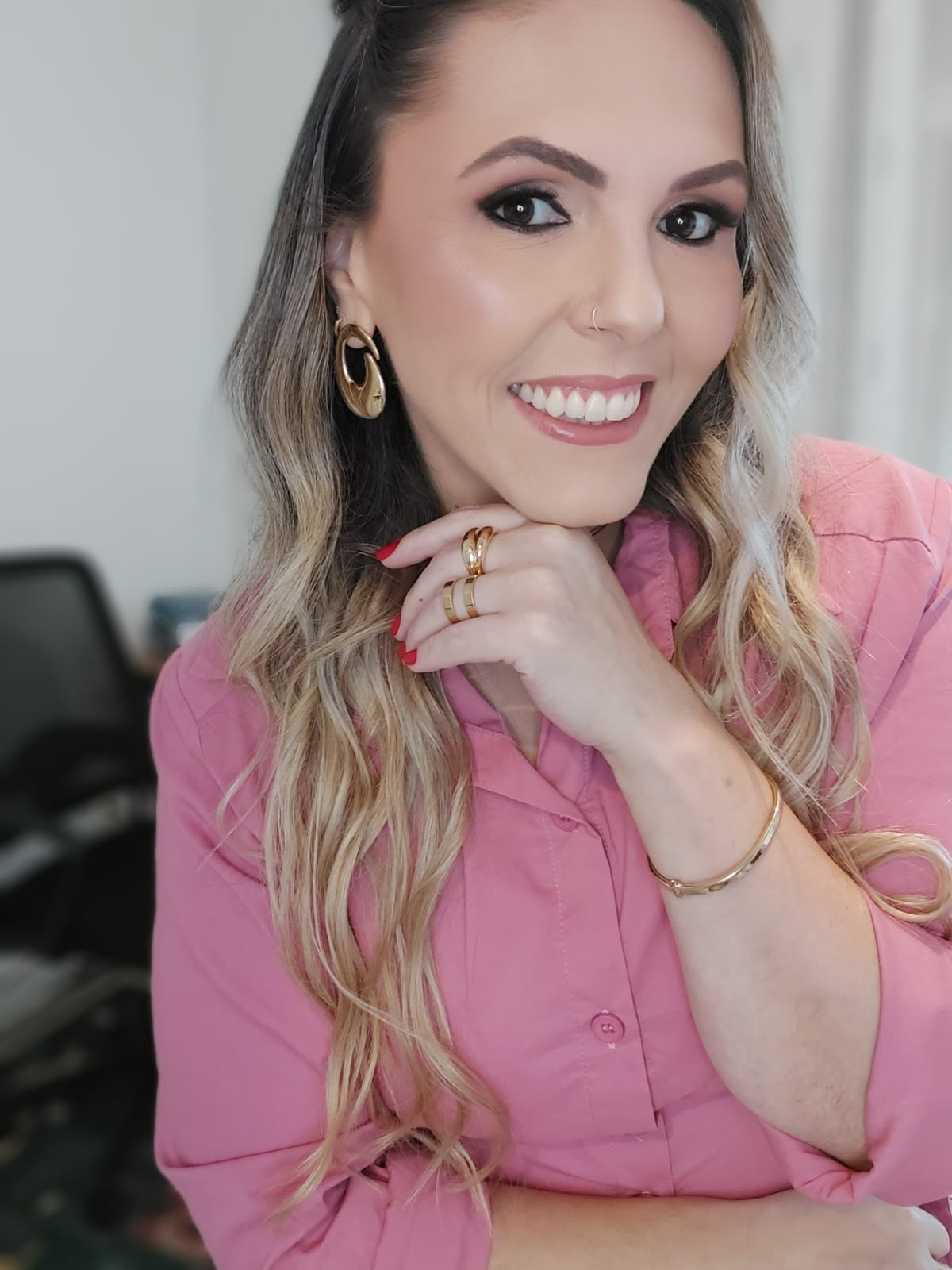 Fernanda Schuller sorrindo, pronta para atender